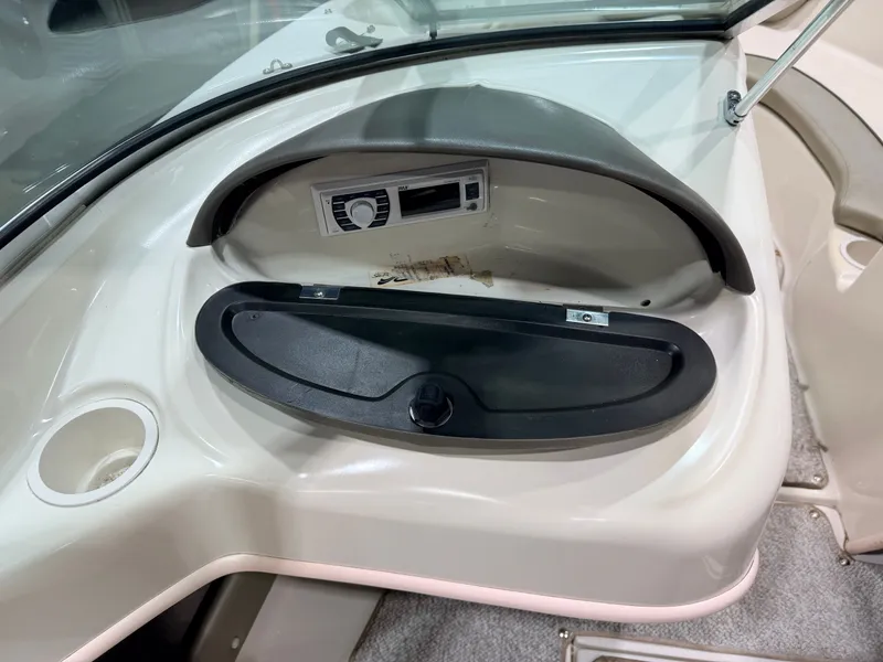 Slide: The Image of Sea Ray Sport 180 Runabout & 135HP 3.0L Mercruiser - $7,995 2004 - 27