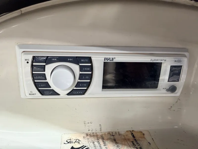 Slide: The Image of Sea Ray Sport 180 Runabout & 135HP 3.0L Mercruiser - $7,995 2004 - 28