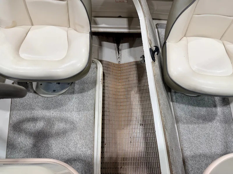 Slide: The Image of Sea Ray Sport 180 Runabout & 135HP 3.0L Mercruiser - $7,995 2004 - 32