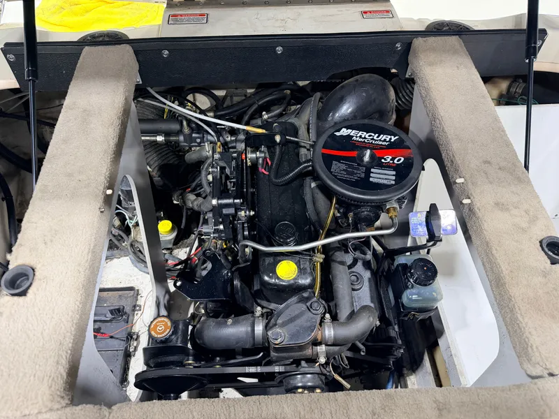 Slide: The Image of Sea Ray Sport 180 Runabout & 135HP 3.0L Mercruiser - $7,995 2004 - 36