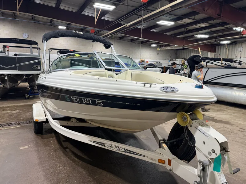 Slide: The Image of Sea Ray Sport 180 Runabout & 135HP 3.0L Mercruiser - $7,995 2004 - 39