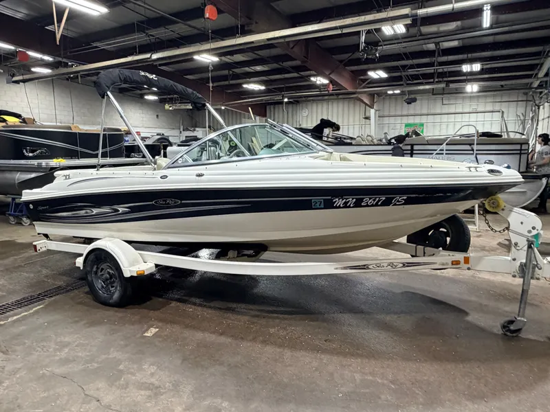 Slide: The Image of Sea Ray Sport 180 Runabout & 135HP 3.0L Mercruiser - $7,995 2004 - 40