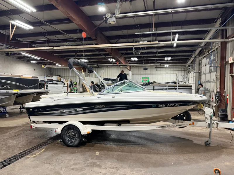 Slide: The Image of Sea Ray Sport 180 Runabout & 135HP 3.0L Mercruiser - $7,995 2004 - 41