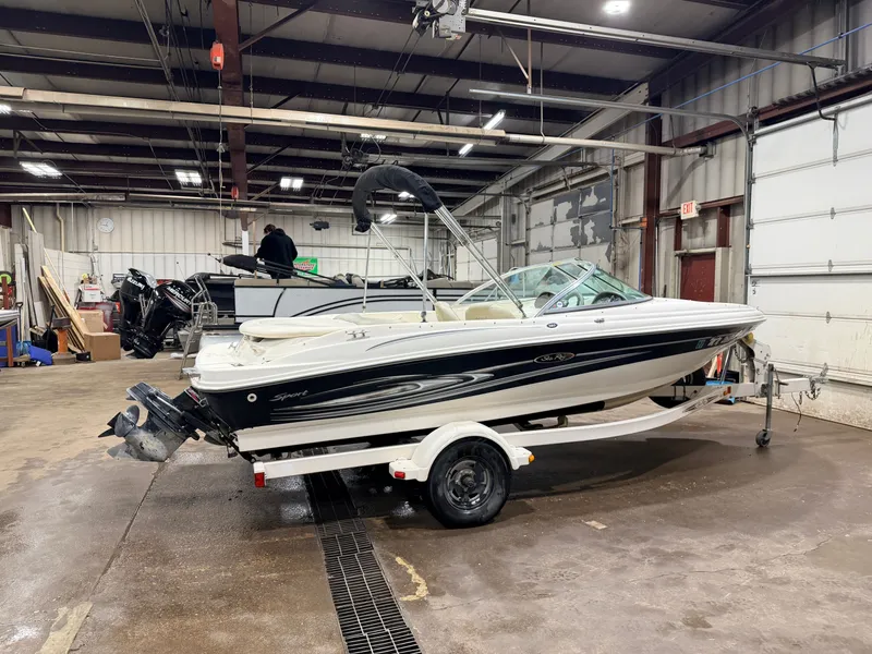 Slide: The Image of Sea Ray Sport 180 Runabout & 135HP 3.0L Mercruiser - $7,995 2004 - 42