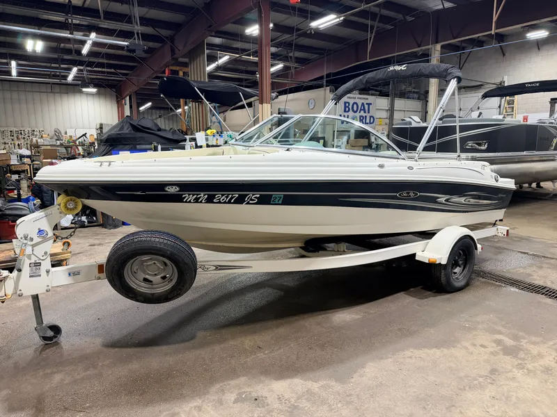 Slide: The Image of Sea Ray Sport 180 Runabout & 135HP 3.0L Mercruiser - $7,995 2004 - 47