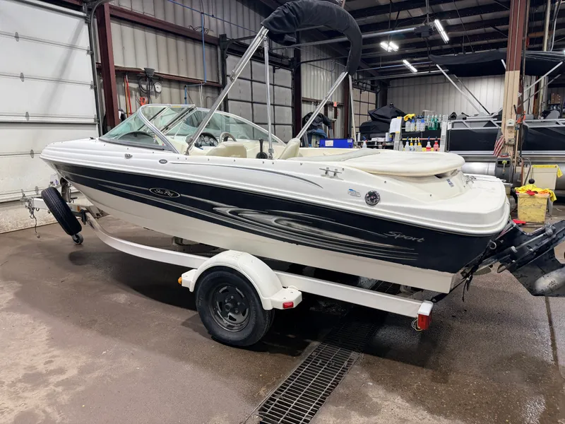 Slide: The Image of Sea Ray Sport 180 Runabout & 135HP 3.0L Mercruiser - $7,995 2004 - 49