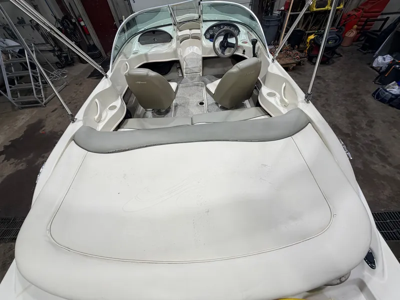 Slide: The Image of Sea Ray Sport 180 Runabout & 135HP 3.0L Mercruiser - $7,995 2004 - 6