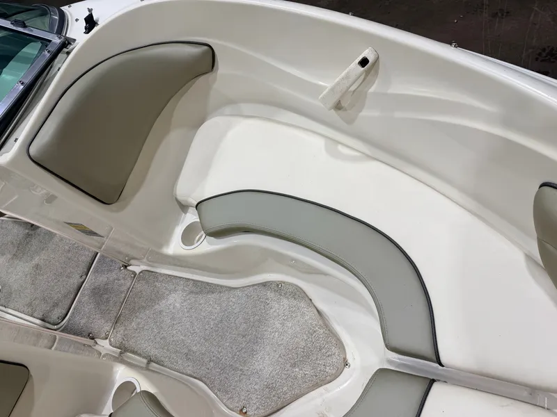 Slide: The Image of Sea Ray Sport 180 Runabout & 135HP 3.0L Mercruiser - $7,995 2004 - 9