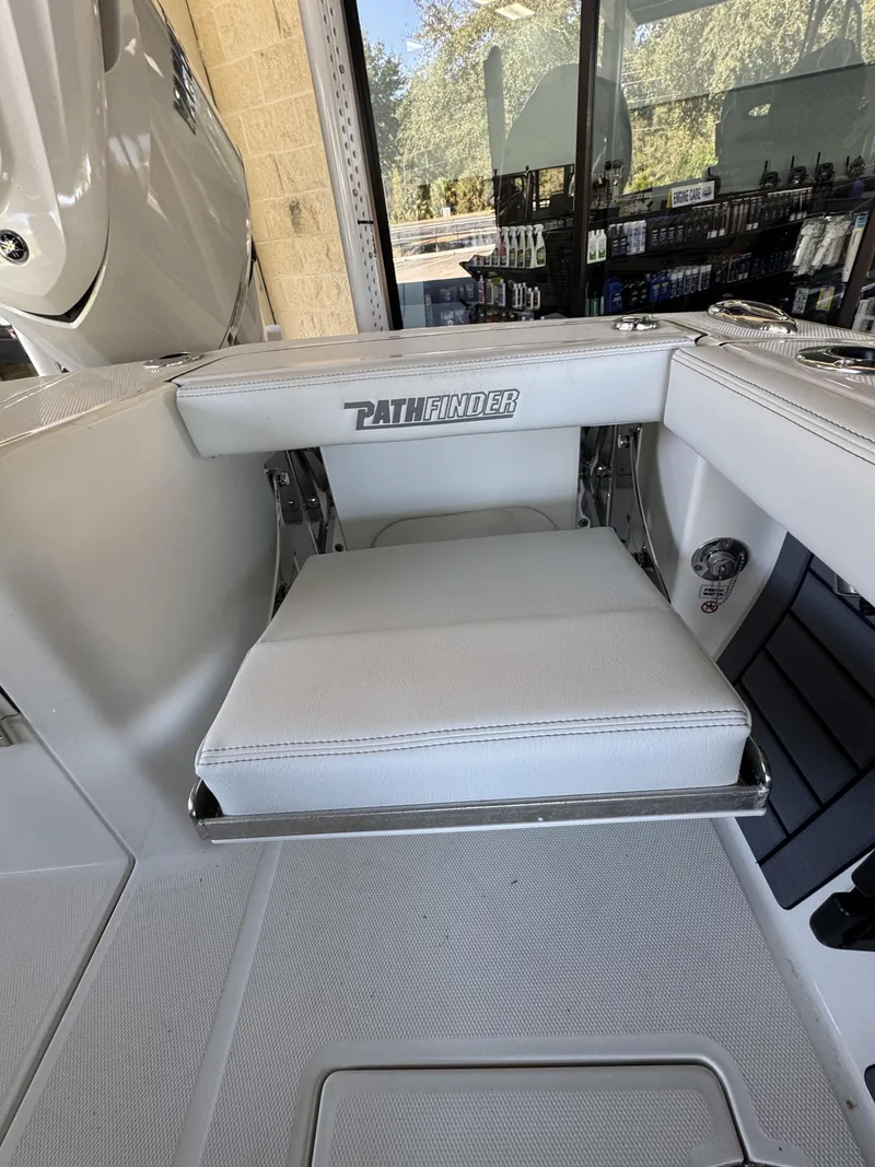 Slide: The Image of Pathfinder 2400 TRS 2026 boat seat with white upholstery. - 47