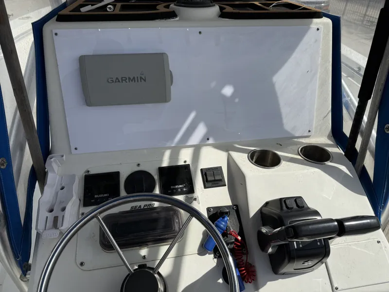 Slide: The Image of 2007 Sea Pro 270 CC helm with Garmin device. - 10