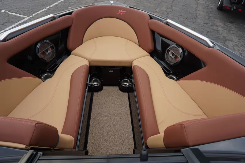 Slide: The Image of MasterCraft XT25 2019 - 11