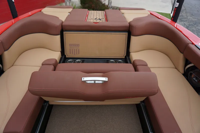 Slide: The Image of MasterCraft XT25 2019 - 16