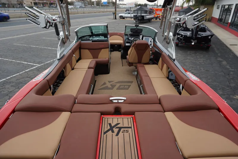 Slide: The Image of MasterCraft XT25 2019 - 21