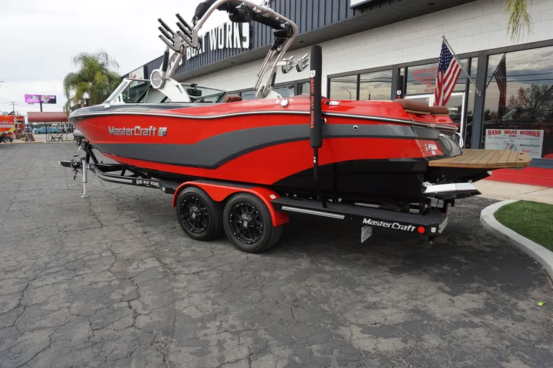 Slide: The Image of MasterCraft XT25 2019 - 3