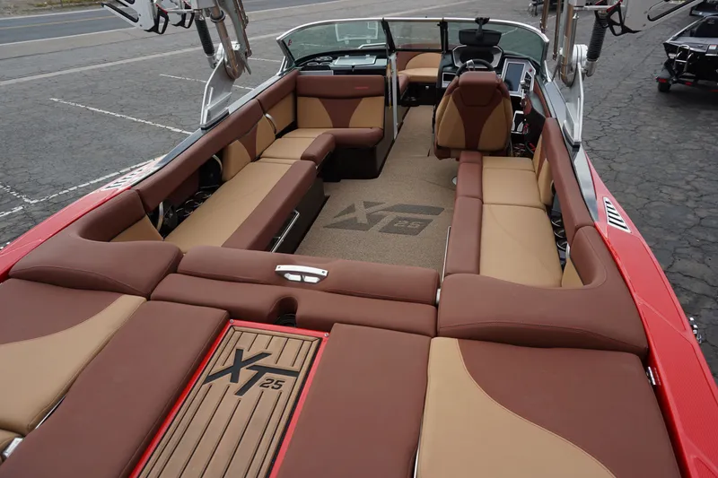 Slide: The Image of MasterCraft XT25 2019 - 5