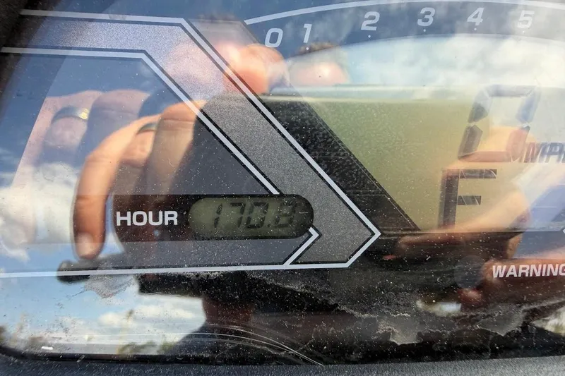 Slide: The Image of Dashboard of 2015 Yamaha WaveRunner VX Cruiser showing 170 hours. - 13