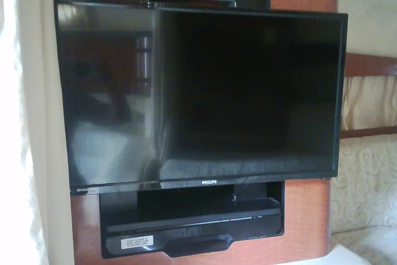 Slide: The Image of Flat-screen TV in 2005 Sea Ray 300 Sundancer cabin interior. - 31