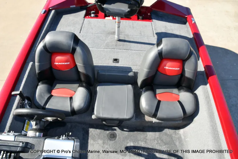 Slide: The Image of Tracker PRO TEAM 175 boat seats, gray and red design, year 2025. - 12