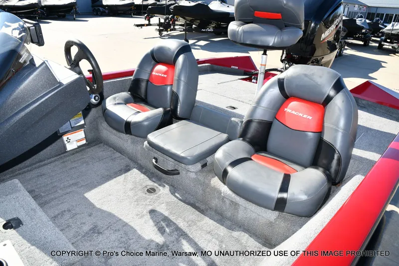 Slide: The Image of Interior of Tracker PRO TEAM 175 boat, model year 2025. - 15