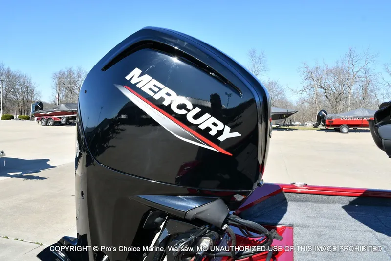 Slide: The Image of Mercury outboard motor on Tracker PRO TEAM 175 boat, 2025 model. - 20