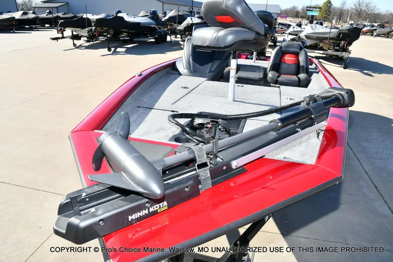 Slide: The Image of 2025 Tracker PRO TEAM 175 boat with Minn Kota motor. - 27
