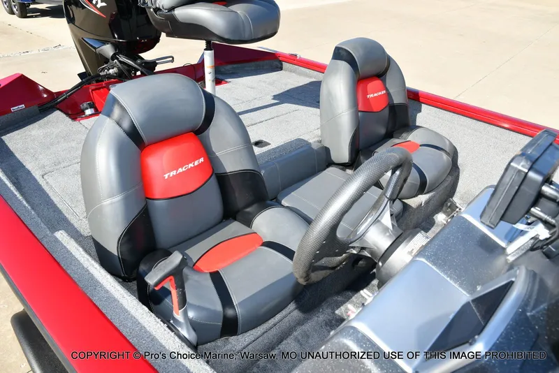 Slide: The Image of Tracker PRO TEAM 175 boat seats and steering, model 2025. - 32