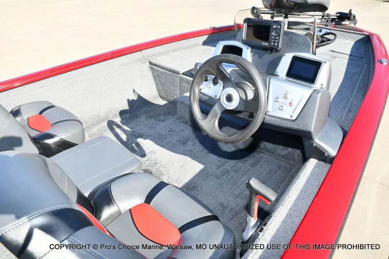 Slide: The Image of Interior of Tracker PRO TEAM 175 W/75HP boat, year 2025. - 34