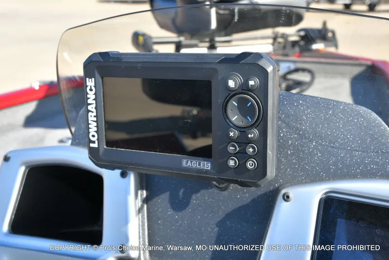 Slide: The Image of Lowrance Eagle5 on Tracker PRO TEAM 175 boat, year 2025. - 35