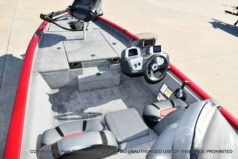 Slide: The Image of Interior view of 2025 Tracker PRO TEAM 175 W/75HP boat. - 37