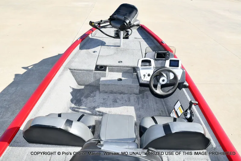 Slide: The Image of Interior view of Tracker PRO TEAM 175 boat, model year 2025. - 38