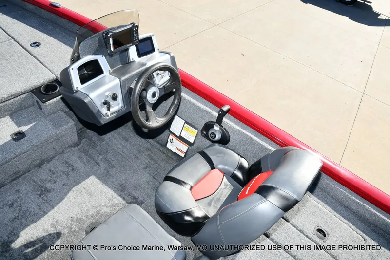 Slide: The Image of Interior of Tracker PRO TEAM 175 W/75HP boat, model year 2025. - 39