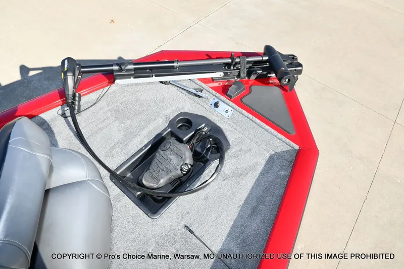 Slide: The Image of Tracker PRO TEAM 175 boat with controls and seating, year 2025. - 44