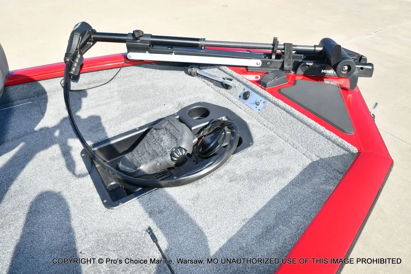 Slide: The Image of Tracker PRO TEAM 175 boat with Minn Kota trolling motor, 2025 model. - 6