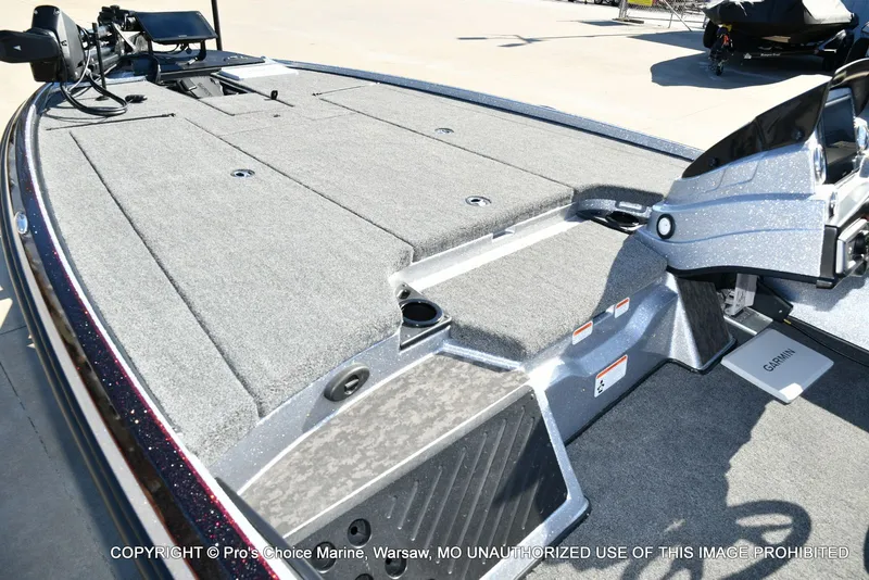 Slide: The Image of 2025 Nitro Z20 XL Pro boat with gray deck. - 13