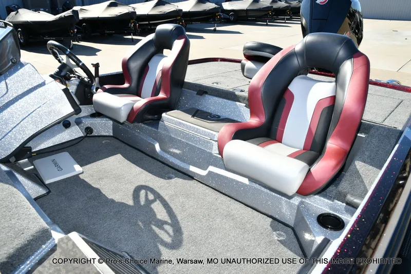 Slide: The Image of Interior of 2025 Nitro Z20 XL Pro boat. - 15
