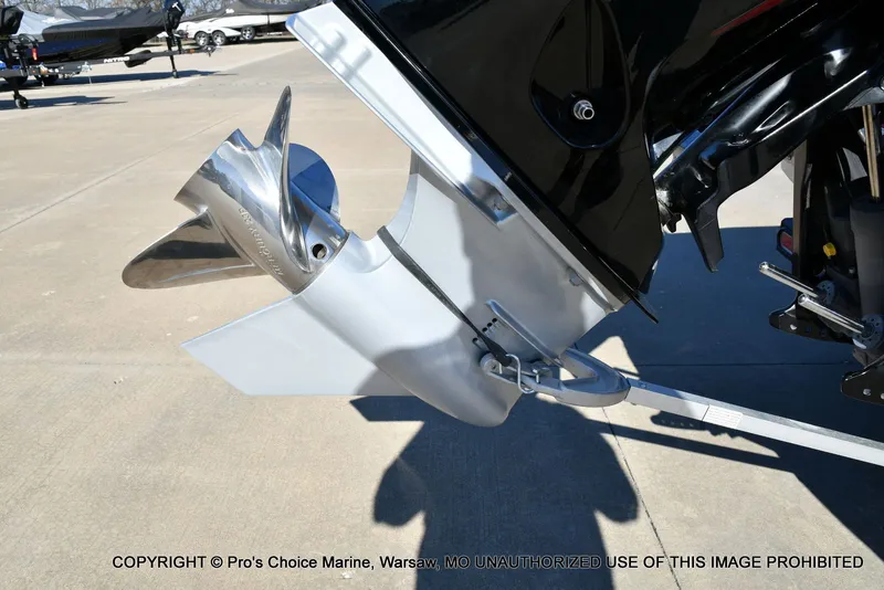 Slide: The Image of 2025 Nitro Z20 XL Pro outboard motor and propeller. - 21