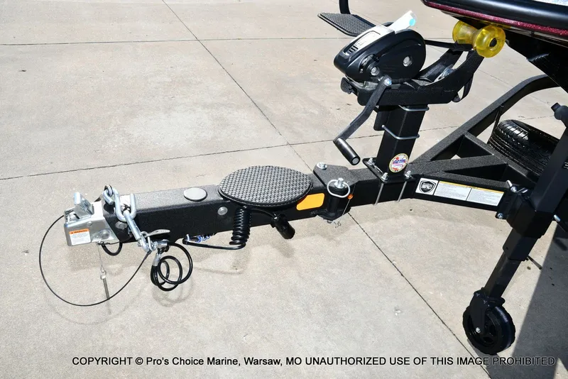 Slide: The Image of Trailer hitch of Nitro Z20 XL Pro 2025 on concrete ground. - 32