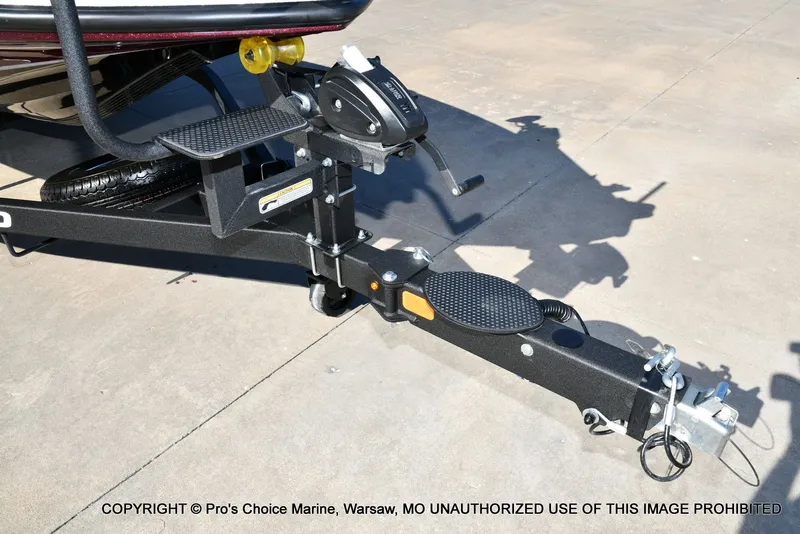 Slide: The Image of Trailer hitch of a 2025 Nitro Z20 XL Pro boat. - 33