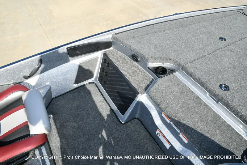Slide: The Image of Interior of Nitro Z20 XL Pro boat, model year 2025. - 49