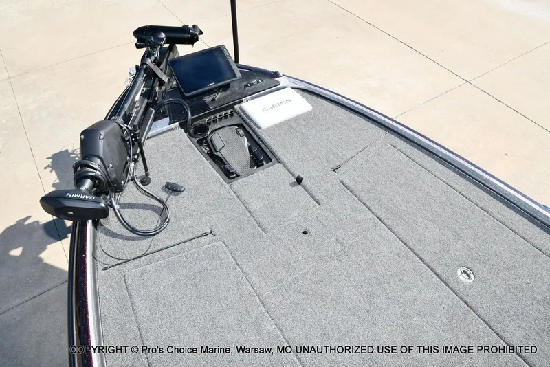 Slide: The Image of 2025 Nitro Z20 XL Pro boat with Garmin equipment. - 9