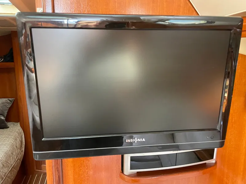 Slide: The Image of Insignia TV in a 2007 Hunter 41 yacht interior. - 18