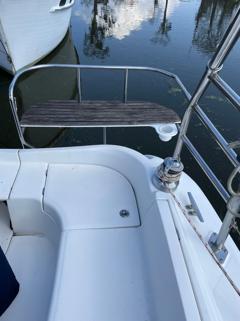 Slide: The Image of Hunter 41 sailboat stern with bench, year 2007. - 5