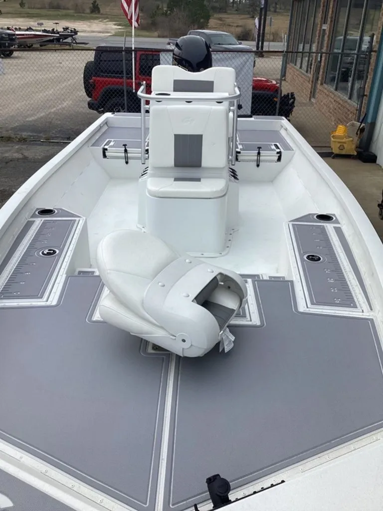 Slide: The Image of G3 Bay 21 GX 2025 boat with gray deck and seating. - 11