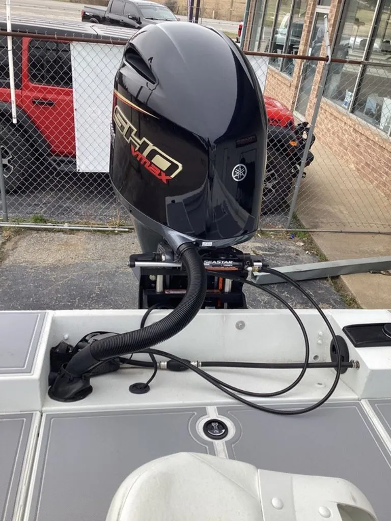 Slide: The Image of Yamaha VMAX engine on G3 Bay 21 GX boat, 2025 model. - 12