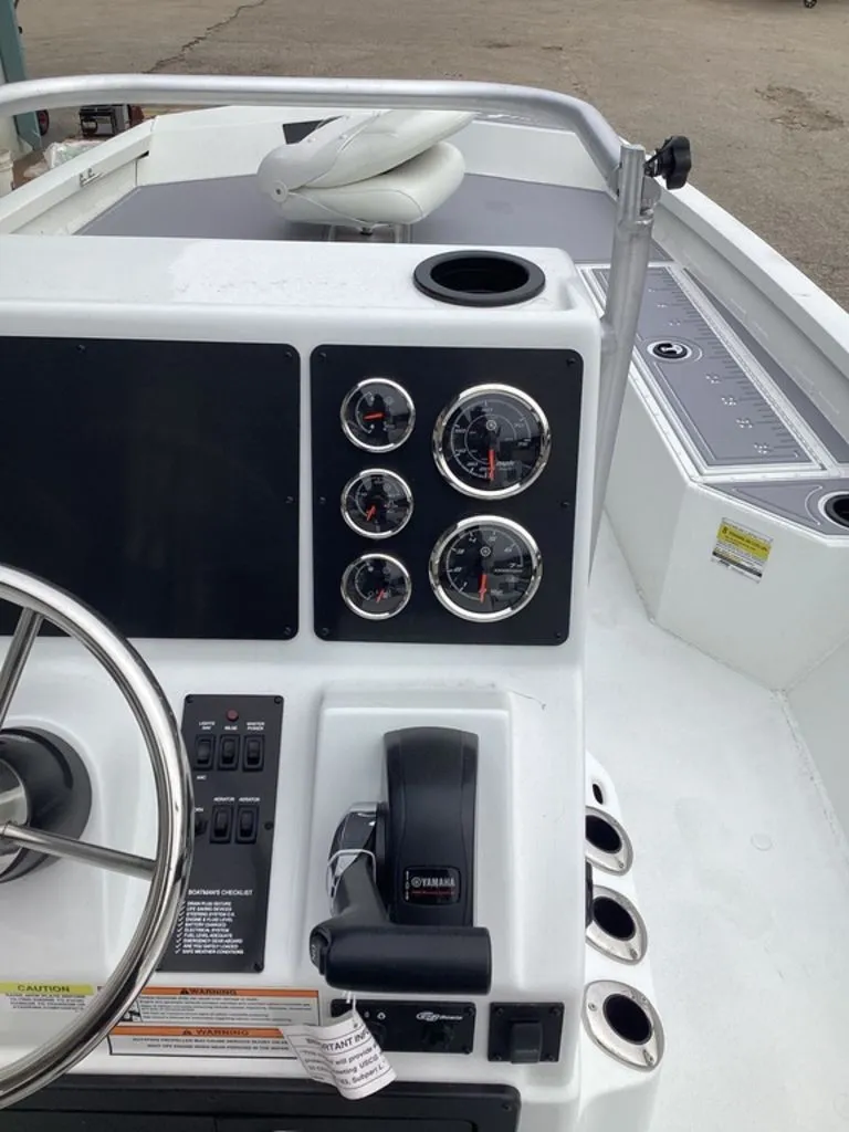 Slide: The Image of Dashboard of G3 Bay 21 GX boat, model year 2025. - 14