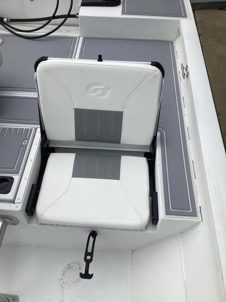 Slide: The Image of Seat on a 2025 G3 Bay 21 GX boat. - 17