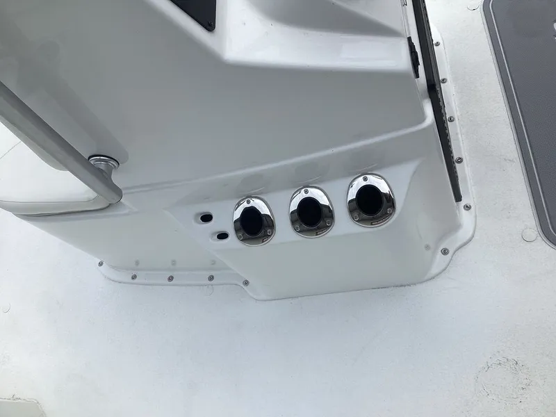 Slide: The Image of G3 Bay 21 GX 2025 boat console with stainless steel fittings. - 25