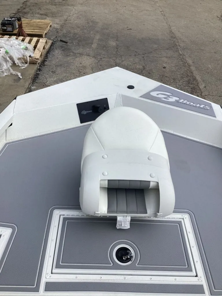 Slide: The Image of G3 Bay 21 GX 2025 boat with gray deck and seat. - 32