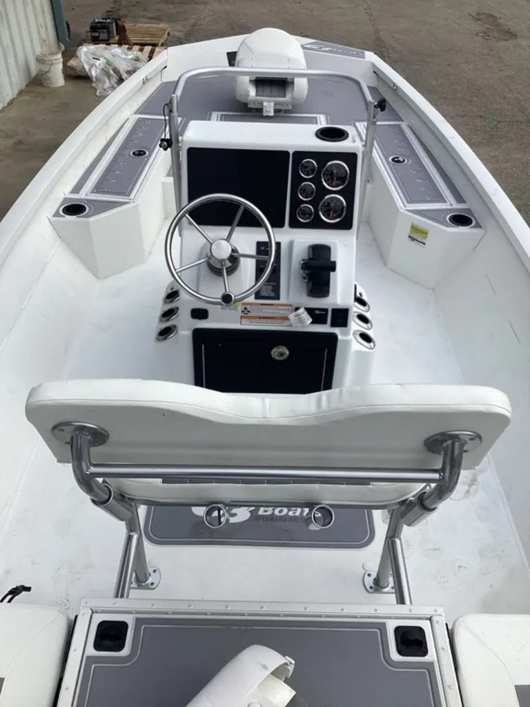 Slide: The Image of Interior view of 2025 G3 Bay 21 GX boat. - 33