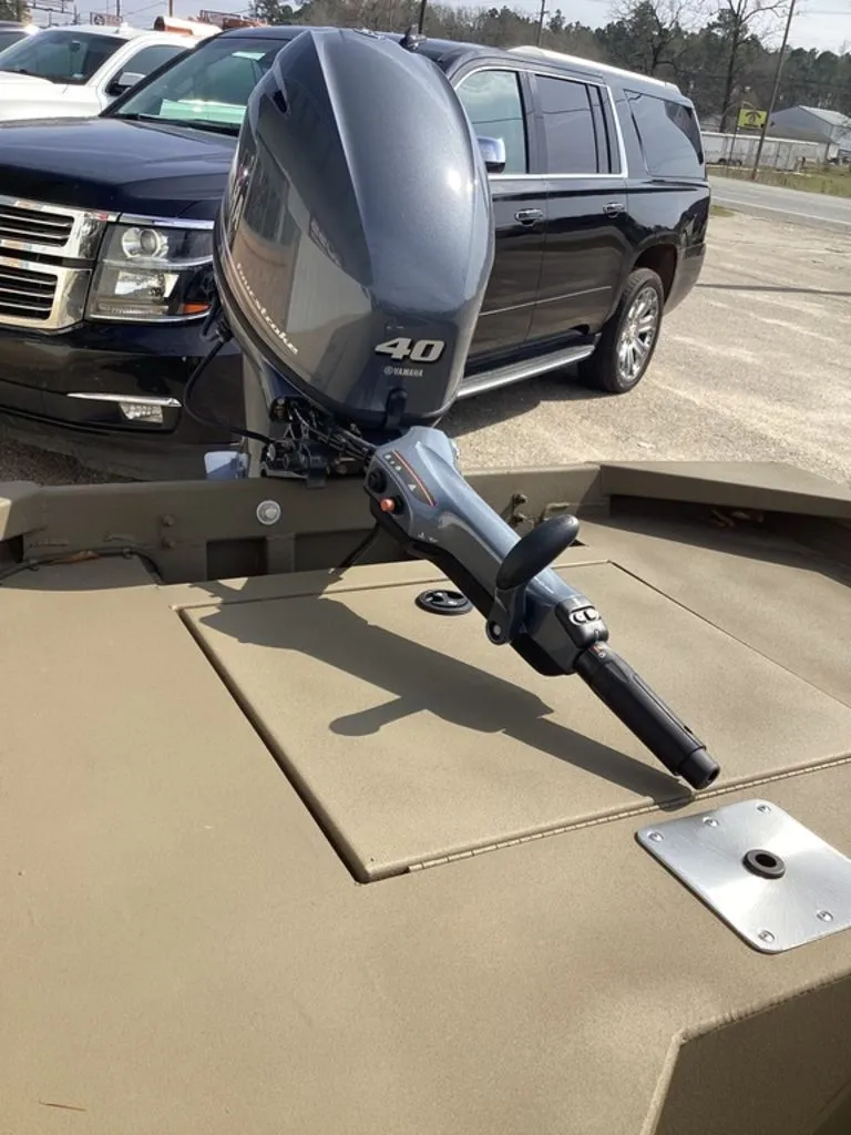 Slide: The Image of G3 Gator Tough 16 DK boat with Yamaha 40 HP outboard motor. - 8